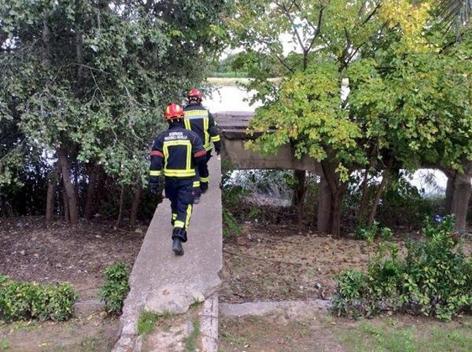 Bomberos participando en un simulacro de inundación en San Juan de Aznalfarache