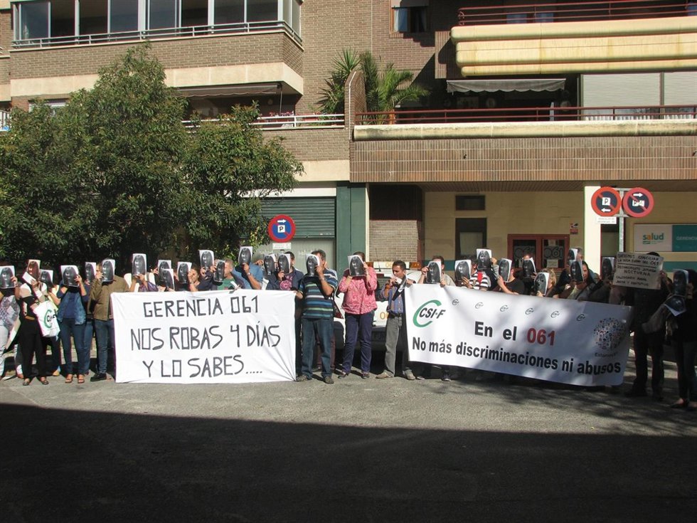 Concentración de trabajadores del 061 de Aragón ante la gerencia