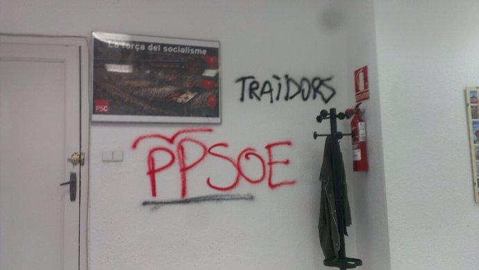 Pintadas en la sede municipal del PSC de Les Corts