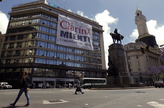 Cartel contra el grupo mediático Clarín en Buenos Aires