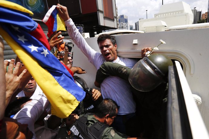 Leopoldo López siendo detenido por la Guerdia Nacional de Venezuela.