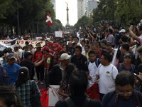 Una manifestación masiva reclama justicia para los estudiantes asesinados en Iguala