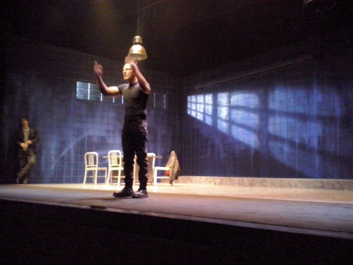 Peris-Mencheta y Roberto Álamo, en la obra de teatro 'Lluvia constante'