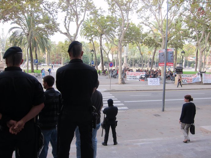 Mossos blindan la Audiencia de Barcelona antes de un juicio a antifascistas