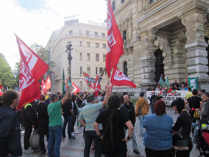 Concentración de sindicatos de Bizkaibus ante Diputación