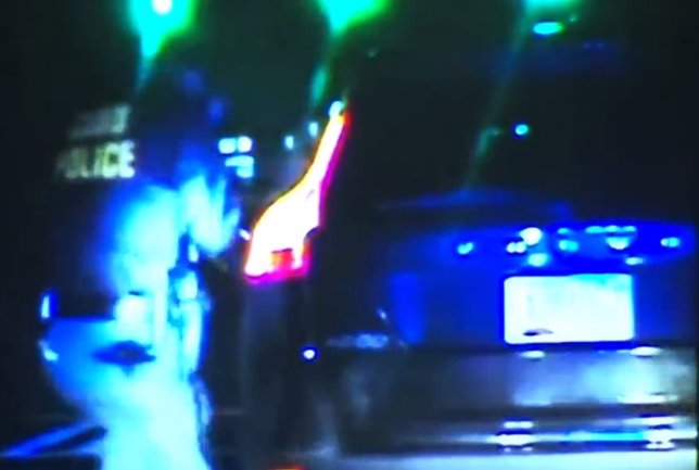 Un policía es disparado cuando le para a un vehículo