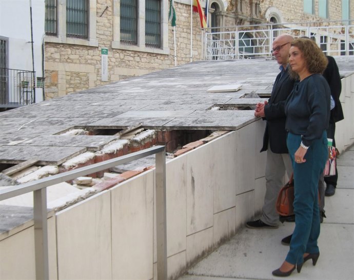 Visita de representantes del PSOE a accesos del Teatro Infanta Leonor