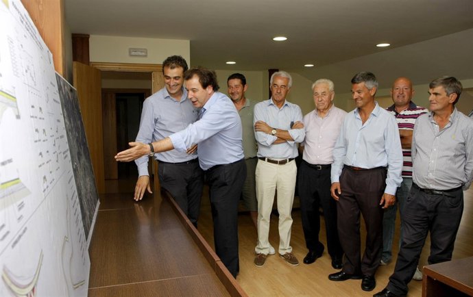 El consejero de Obras Públicas y Vivienda presentando el proyecto en Novales