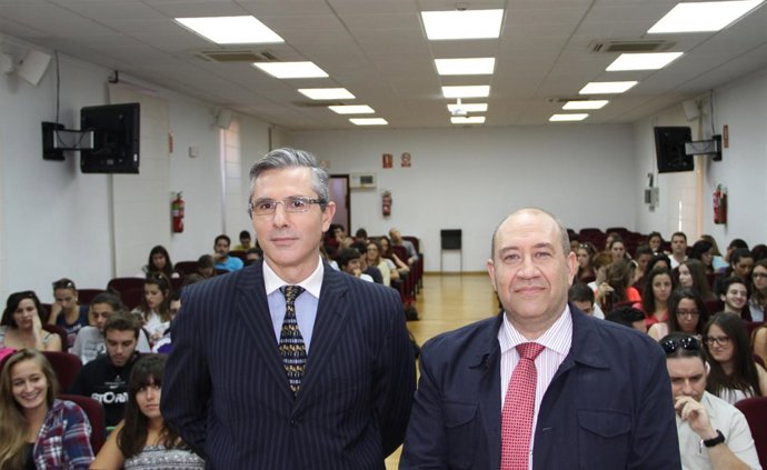 Pablo Blesa junto al conferenciante