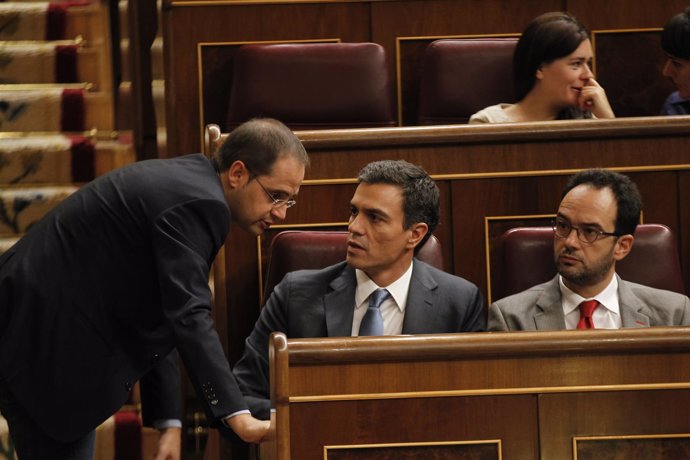 César Luena, Pedro Sánchez y Antonio Hernando, en el hemiciclo