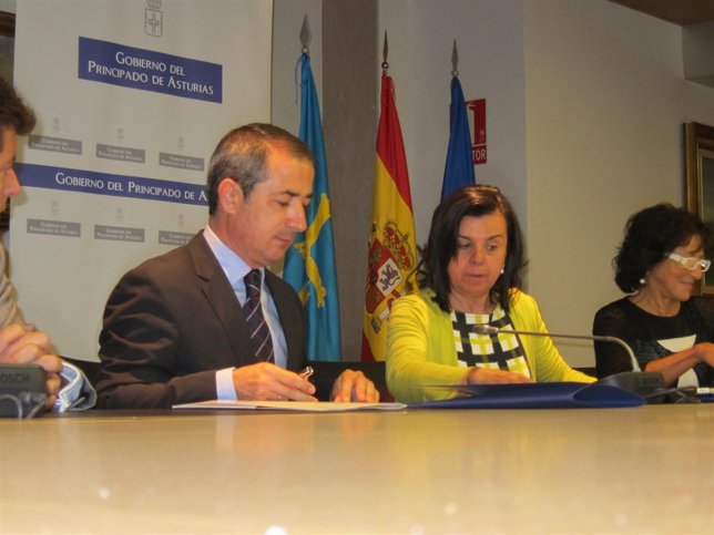 José Manuel Bilbao y María Jesús Álvarez.Convenio entre La Caixa y el Principado