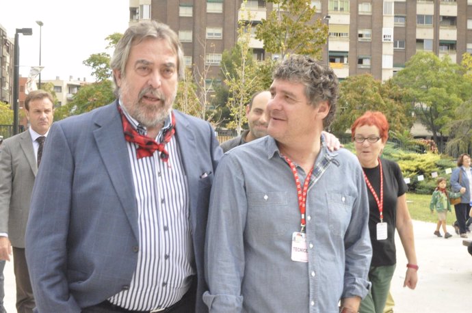 El alcalde de Zaragoza, Juan Alberto Belloch, con un técnico de Colores de Otoño