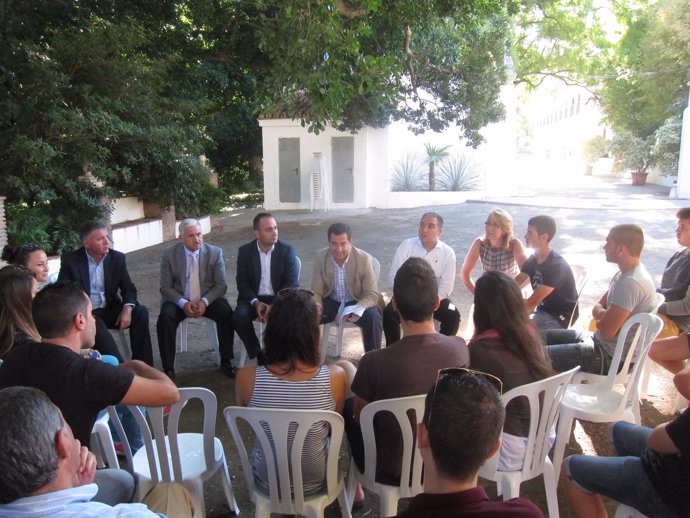Reunión Juanma Moreno PP-A con alumnos la cónsula y otros exalumnos