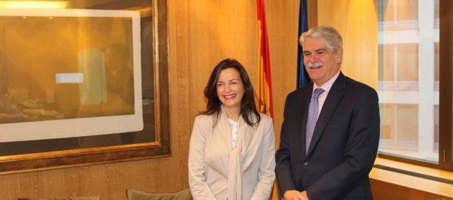 Isabel Cebrián con Alfonso Dastis Quecedo, en la REPER.