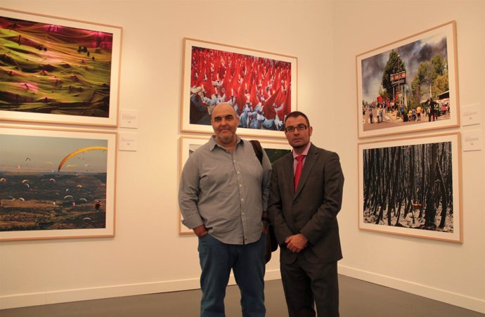 El director y el editor gráfico de Ical, frente las obras de la exposición