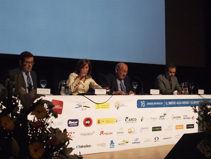 Inauguración de la jornada sobre agua y energía en Huesca.       