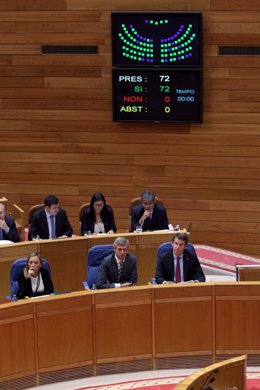  O presidente da Xunta, Alberto Núñez Feijóo, acompañado dos membros do seu Gobe