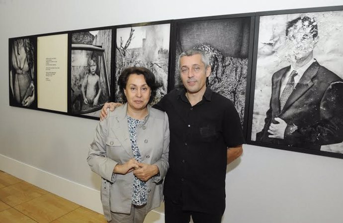 La directora del MAC, Carmen Fernández Rivera y el artista Ricky Dávila.