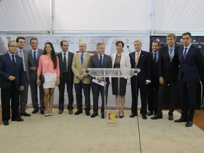 Autoridades asistentes a la inauguración