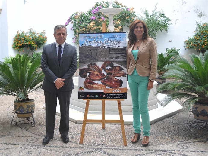 Fuentes y Moreno junto al cartel de la feria