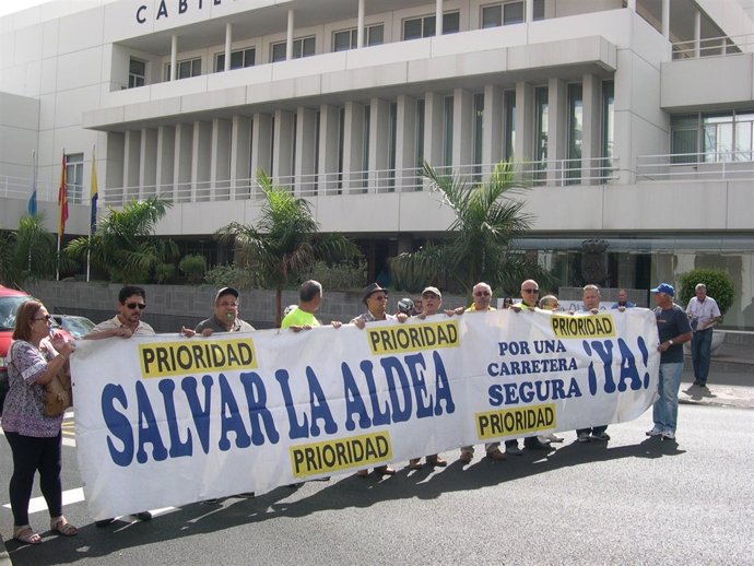 Foro Roque Aldeano protestando ante la sede del Cabildo de Gran Canaria