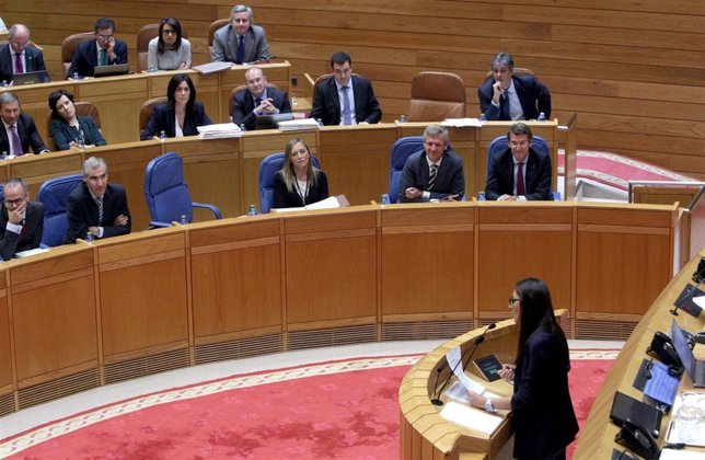  O presidente da Xunta, Alberto Núñez Feijóo, acompañado dos membros do seu Gobe