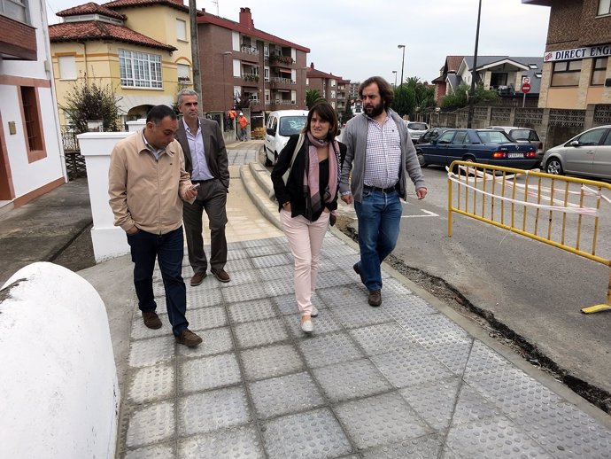 La alcaldesa y el concejal de Urbanismo en Fernández Vallejo