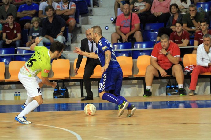 Ricardinho, del Inter Movistar, regatea a Chicho, del Palma Futsal