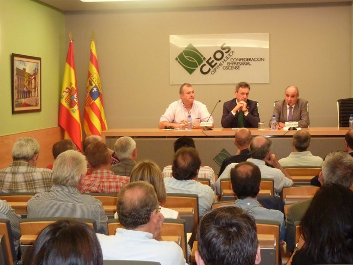 Carlos Bistuer (Centro), presidente de CEOS-CEPYME Huesca.