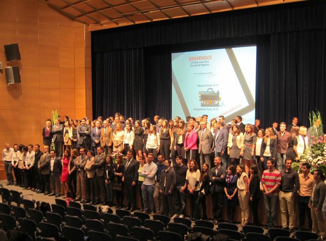 Foto de familia de la gala de la Escuela de Negocios de la Cámara de Valladolid