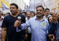 Neves supera a Rousseff por primera vez en los sondeos