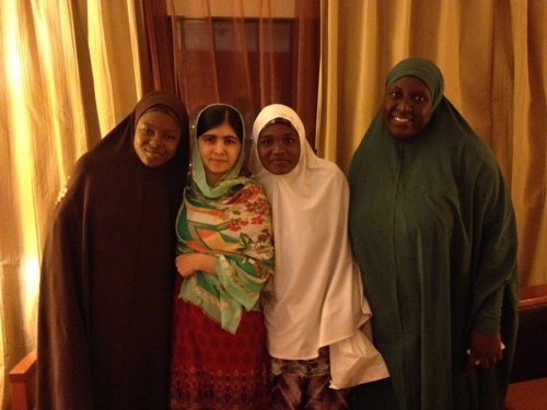 Malala junto a niñas nigerianas