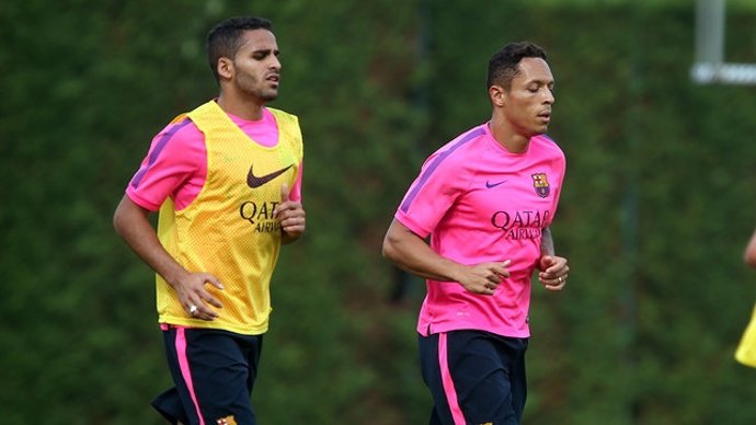 Douglas Costa y Adriano entrenando con el Barcelona