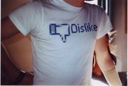 Adolescente con camiseta de dislike
