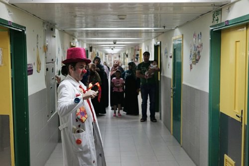 Un payaso actúa en un hospital palestino.