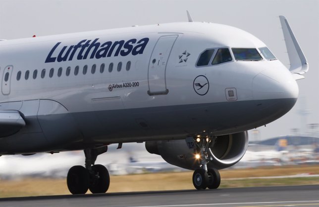 Un avión A 320 de Airbus de la aerolínea Lufthansa en la pista 