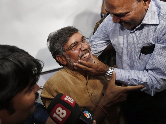 El activista indioKailash Satyarthi es felicitado por su Premio Nobel de la Paz.