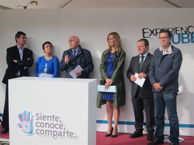 El gerente del Sergas y la concejala Marta González en el medio