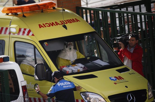 Ambulancia entrando en el hospital de Alcorcón