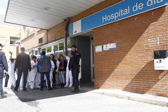Trabajadores del hospital Carlos III a las puertas del centro