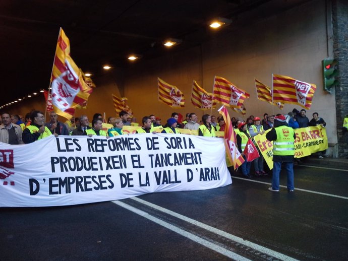 Manifestantes cortando el túnel de Vielha