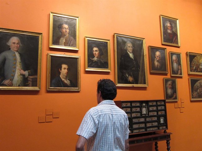 Un visitante en la exposición sobre el legado de la Económica, en Ibercaja