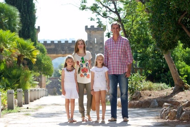 La princesa de Asturias y la Infanta Sofía por primera vez en el desfile militar