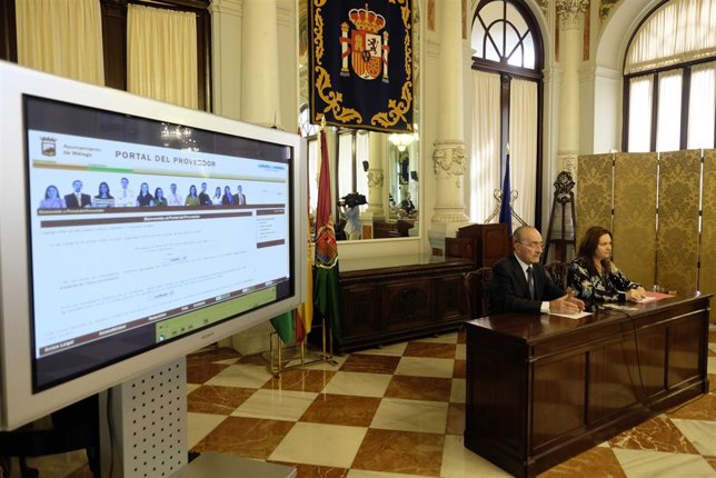 El alcalde de Málaga, Francisco de la Torre, y la edil María del Mar Martín Rojo