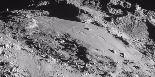 Superficie lisa del cometa 67P con uan roca piramidal