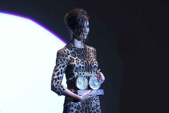 Úrsula Corberó recibe el Premio Bacardí en Sitges