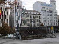 Instaladas parte de las gradas para contemplar la ofrenda de flores a la Virgen del Pilar