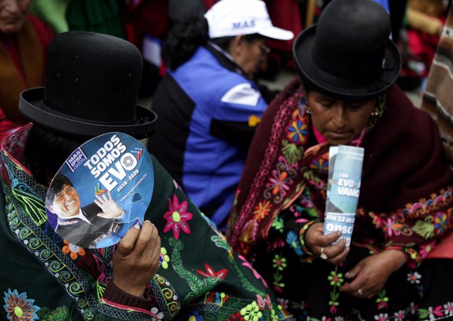 Una mujer indígena asiste al cierre de campaña de Evo Morales