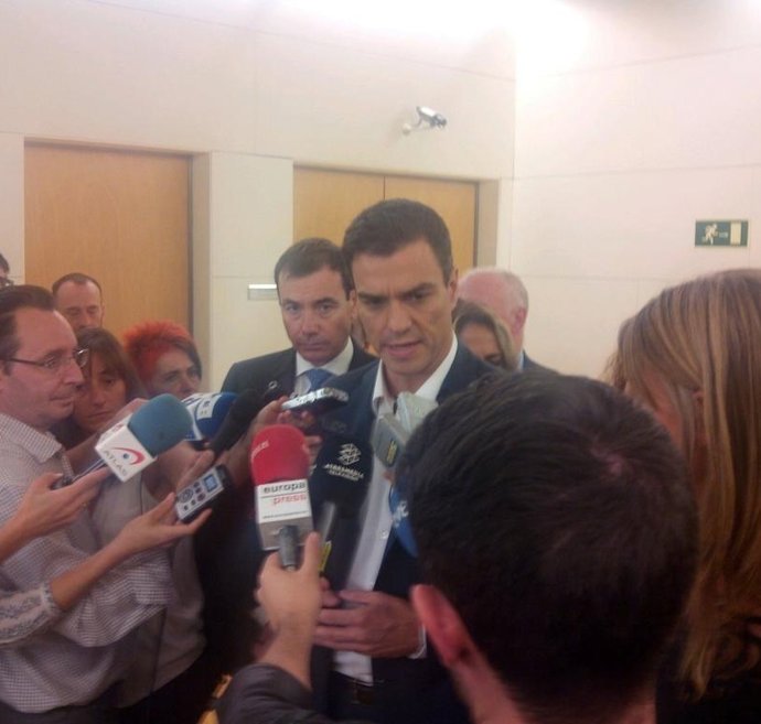 Pedro Sánchez y Tomás Gómez, tras reunirse con profesionales de Sanidad 