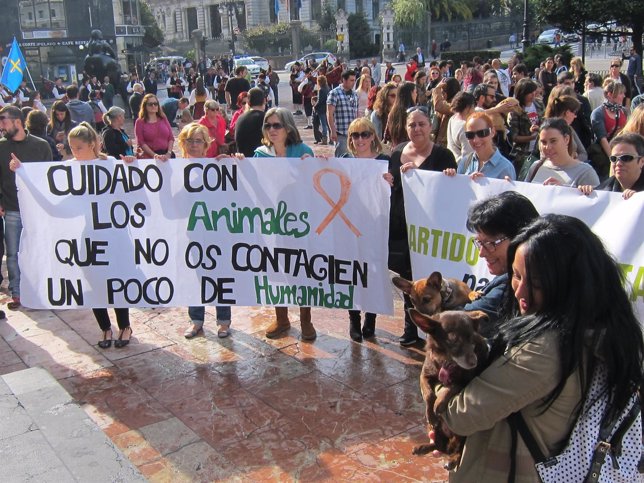 Partido animalista se concentra en Oviedo pidiendo la dimisión de Ana Mato